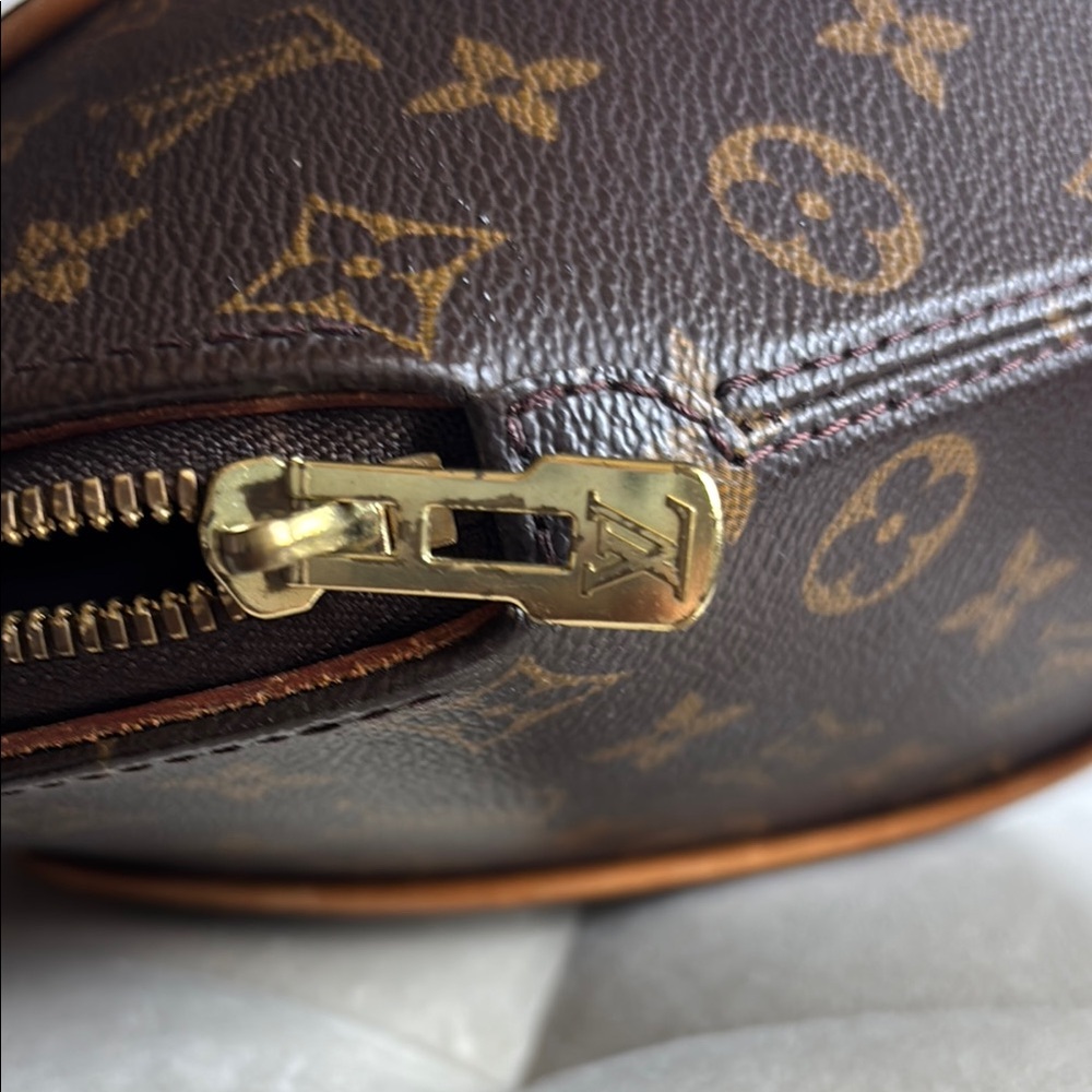 Louis Vuitton Vintage Ellipse Monogram Shoulder Bag with Gold Accents MI1000 - Picture 5 of 16
